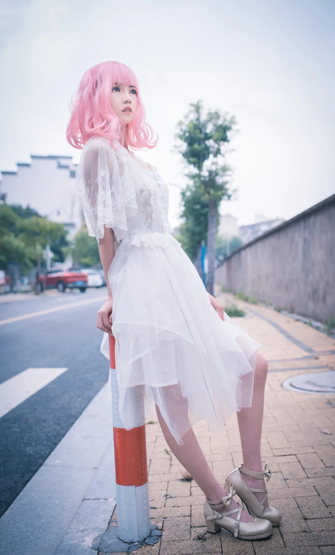 你的负卿海外Coser 你的负卿白色服装街景造型照片
