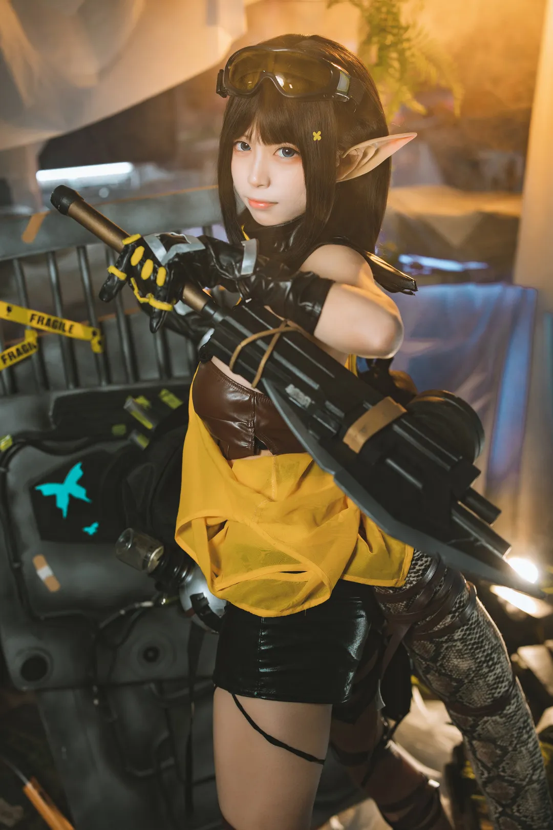 三無人型 cosplay海外名称与写真 三無人型角色扮演造型照片，黑色短发、护目镜与黄色服装元素清晰可见