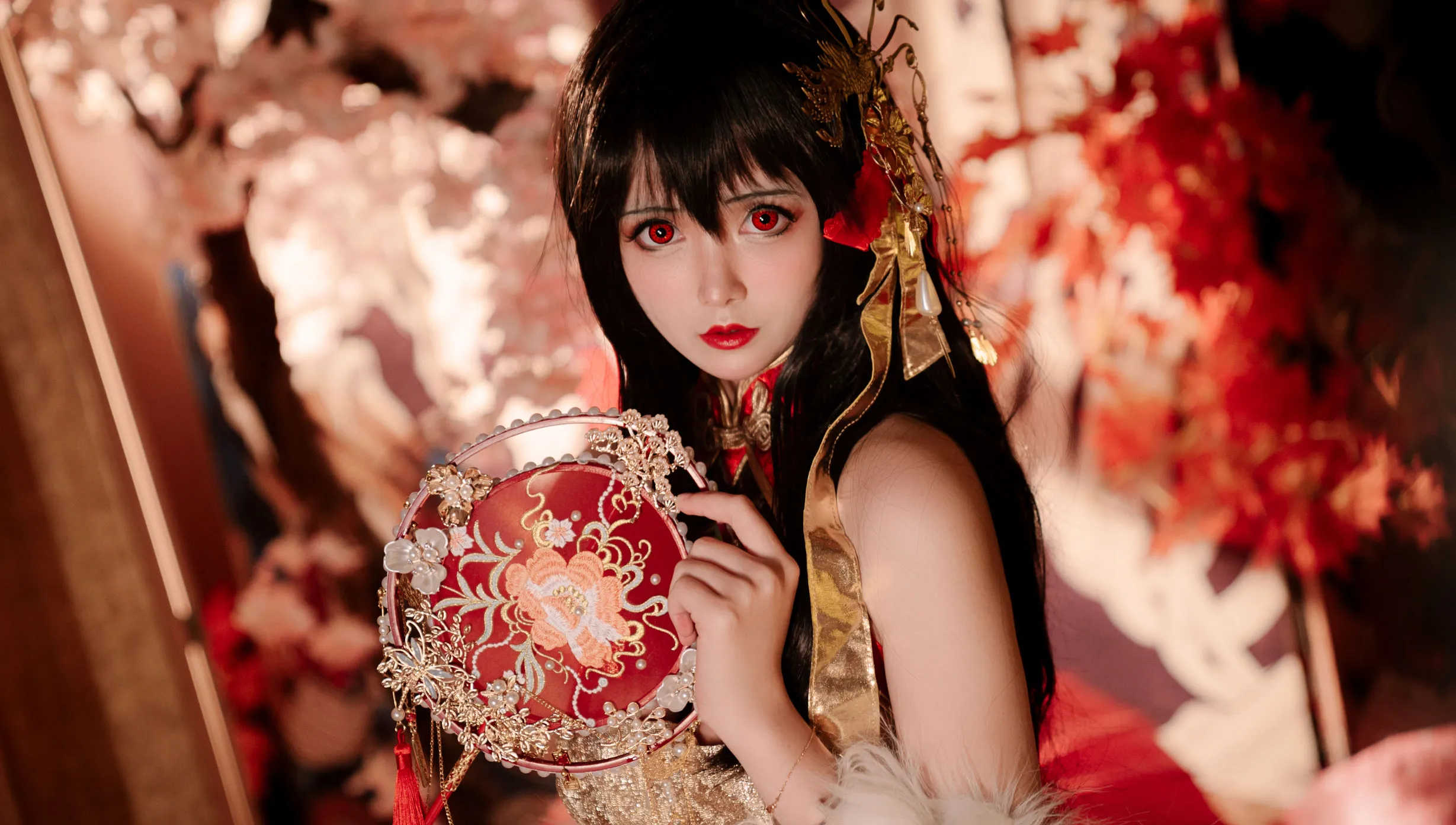 小礼好困 cosplay 跨语言名称与作品 黑色长发角色造型照片，人物手持红色装饰物，红黑色调背景