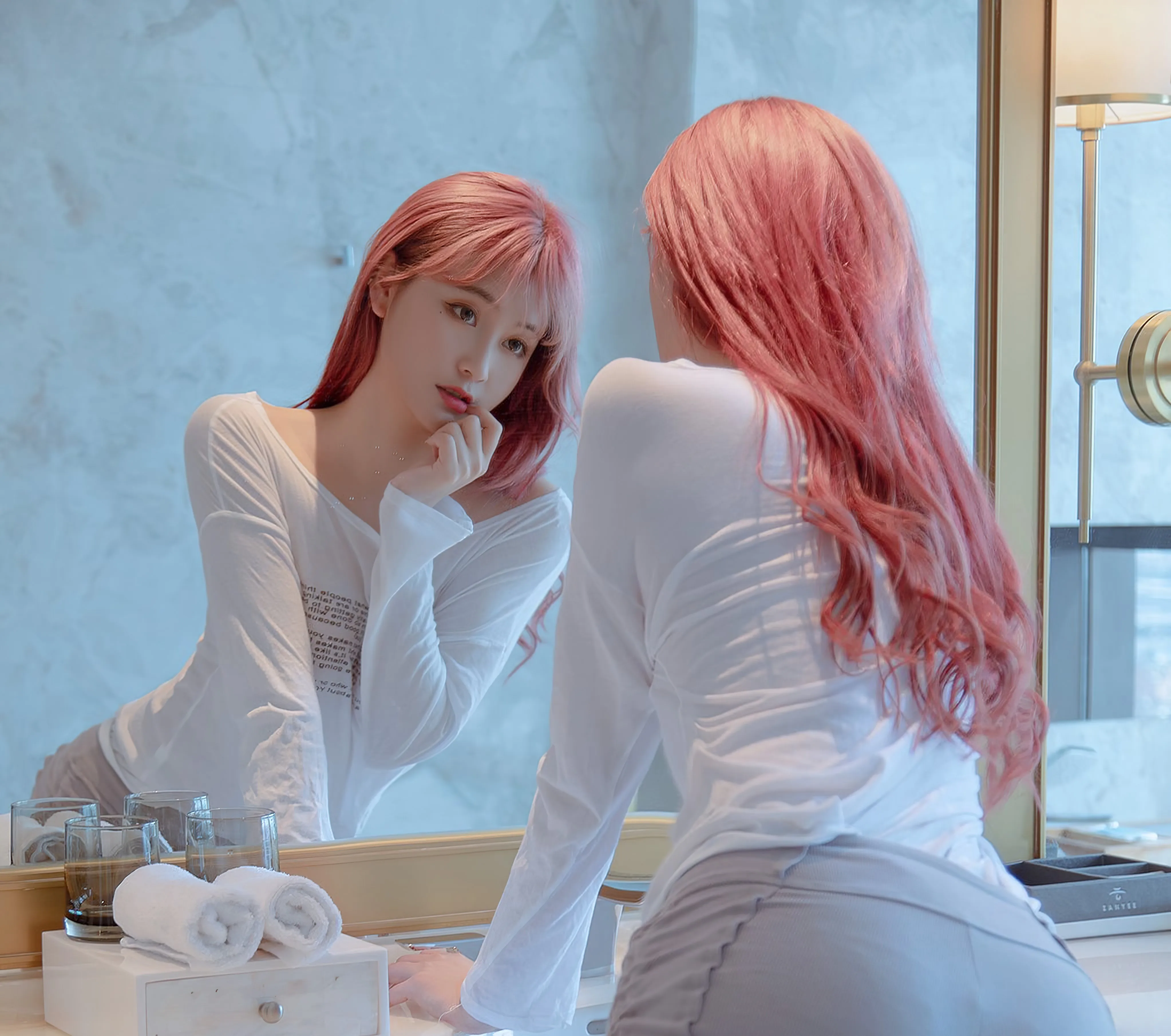 三青叶子 cosplay跨语言名称与写真 三青叶子相关人像照片，人物在室内镜前呈现粉色发型与白色服装造型