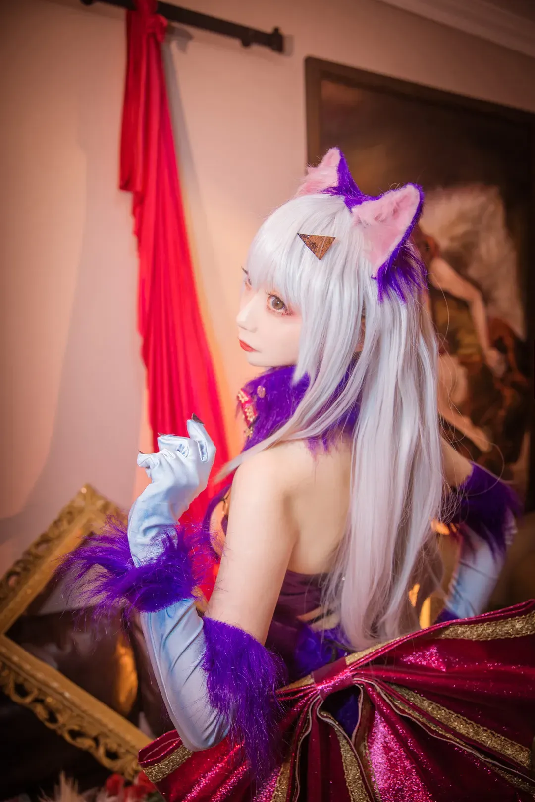小野寺地瓜cosplay与海外名称识别 小野寺地瓜公开Cos造型图，展示白发猫耳元素、紫色装饰和室内场景