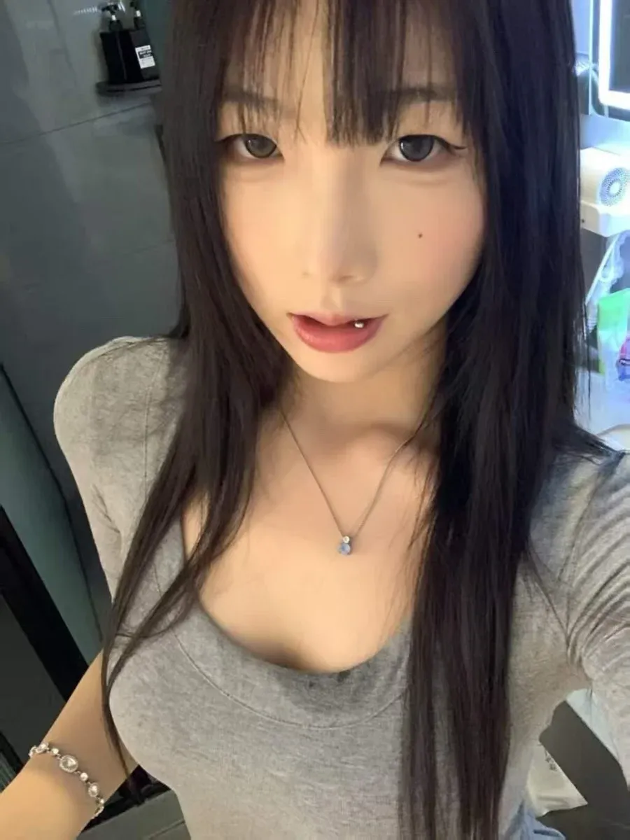 zero2海外名称 zero2室内自拍照片,黑色长发刘海搭配灰色服装