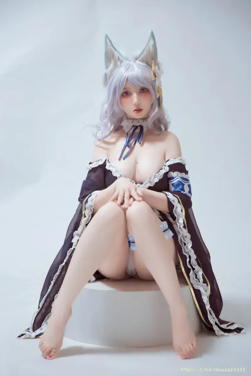 callmecandy 白发假发搭配深色服装的角色风格造型展示