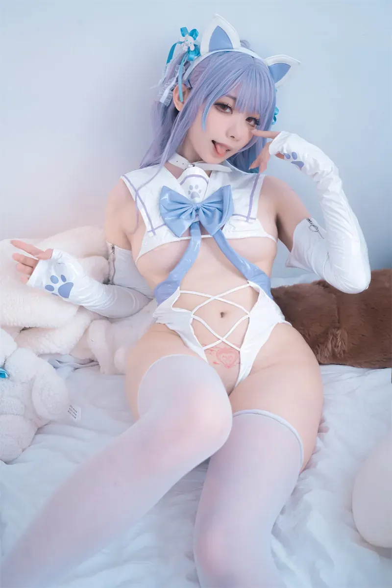 安食Ajiki海外Coser 安食Ajiki公开COS造型,蓝紫色长发与浅色角色服装搭配