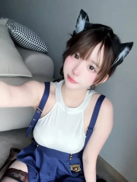 taotaoz海外Coser taotaoz公开造型照片,黑色猫耳配饰、刘海发型与蓝白服装搭配