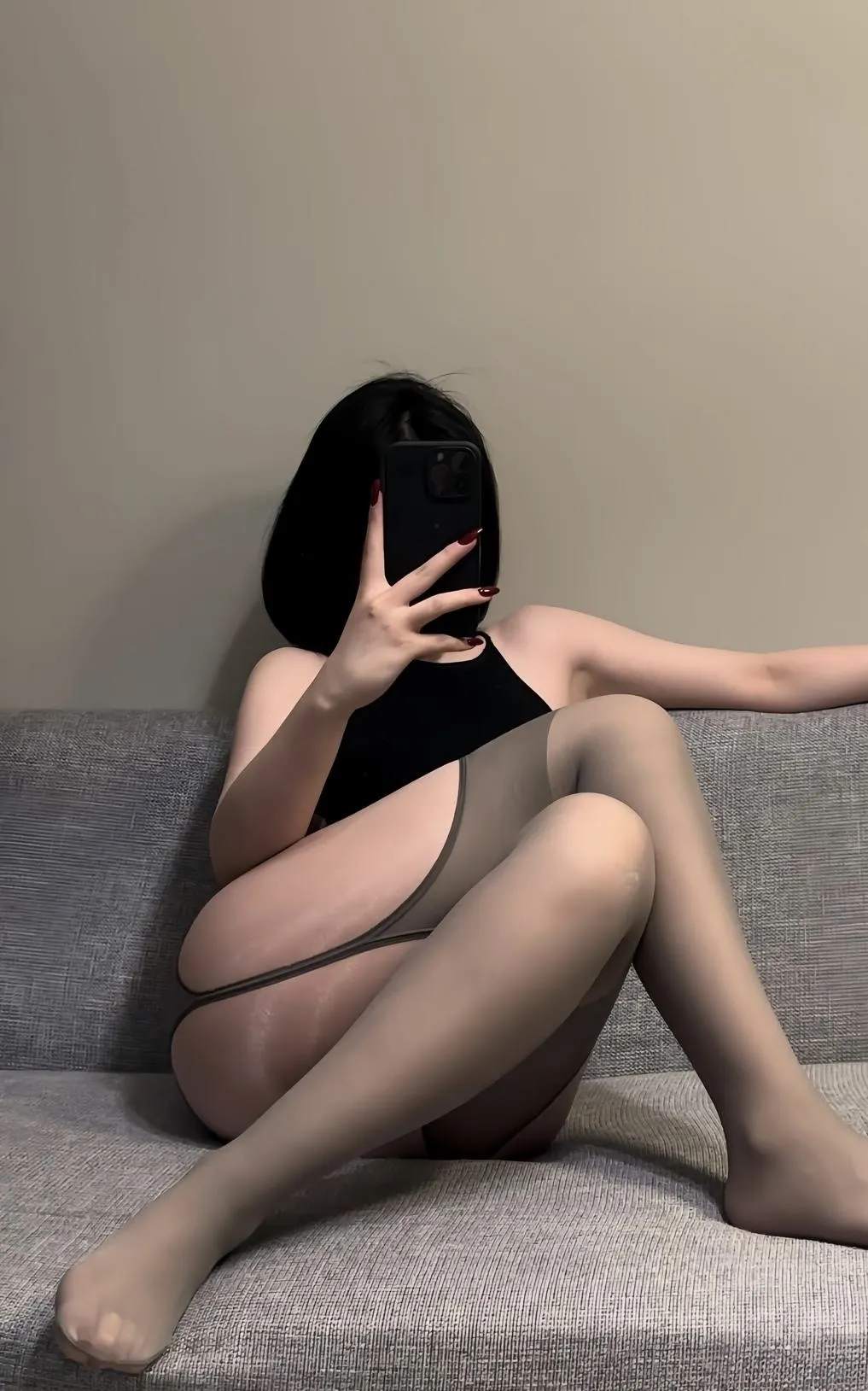 保守的二舅妈 cosplay 海外名称与写真视觉 保守的二舅妈黑色服装搭配室内光线照片