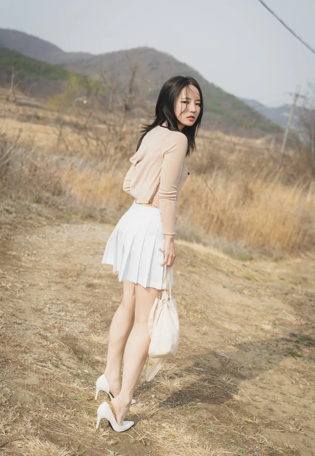 Yeha(예하)户外白色服装站姿照片