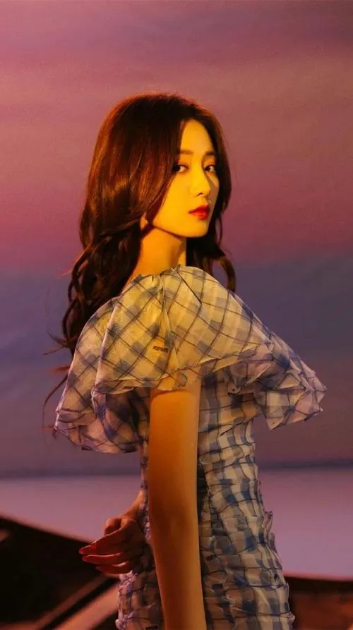 nide_xiaogou海外Coser nide_xiaogou公开图片中的长发造型与格纹服装视觉