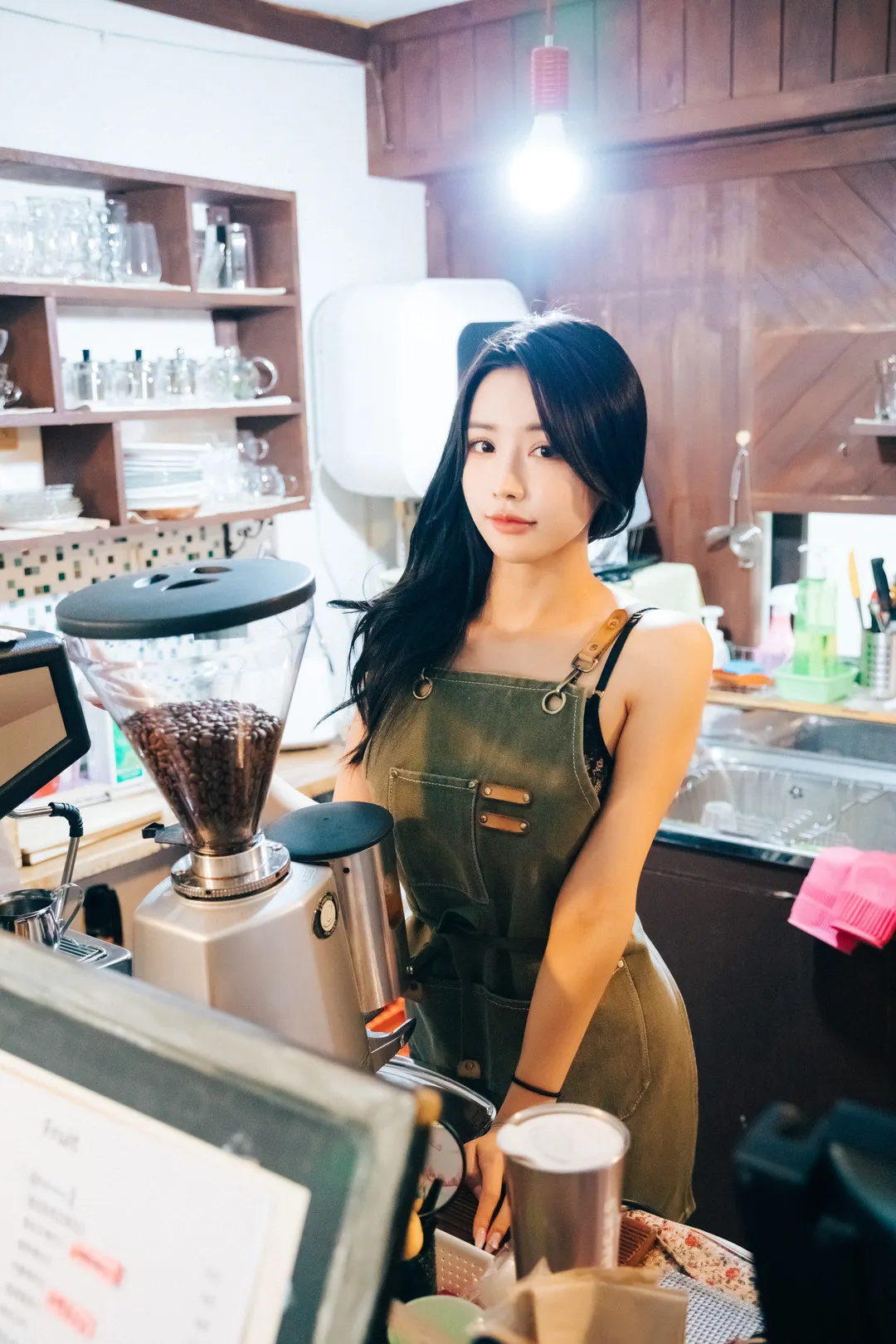YeonYu(연유)海外Coser YeonYu身穿深色围裙站在咖啡设备旁的室内照片