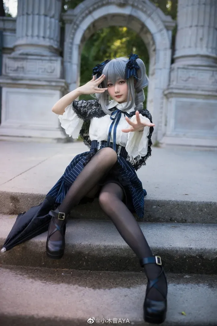 小木曾AYA cosplay与海外名称 小木曾AYA银发角色造型照片,长发与黑白服装元素可见