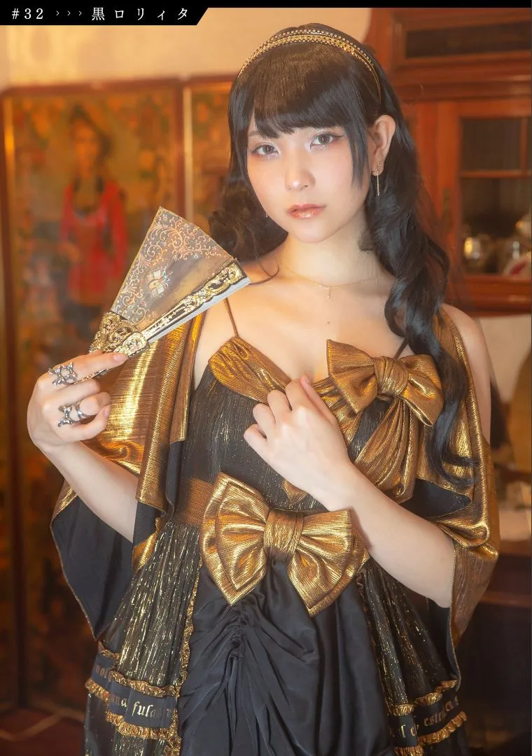 年年Nnian COS作品与海外名称 年年黑金服饰角色造型照片，手持扇子展示古风元素