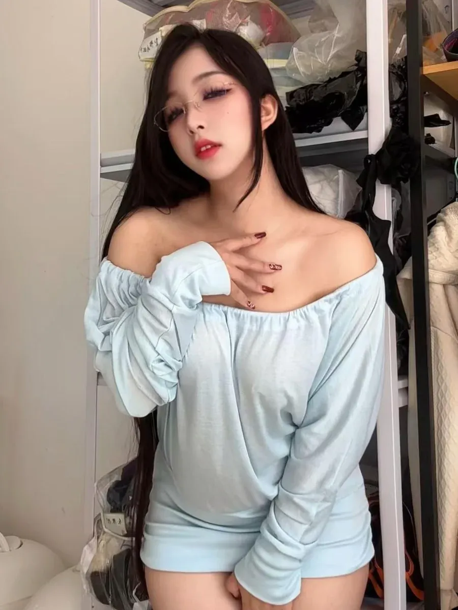 呆米(八酱)作品介绍与海外名称 呆米(八酱)浅色服装造型照片,黑色长发搭配室内背景,人物近距离面对镜头
