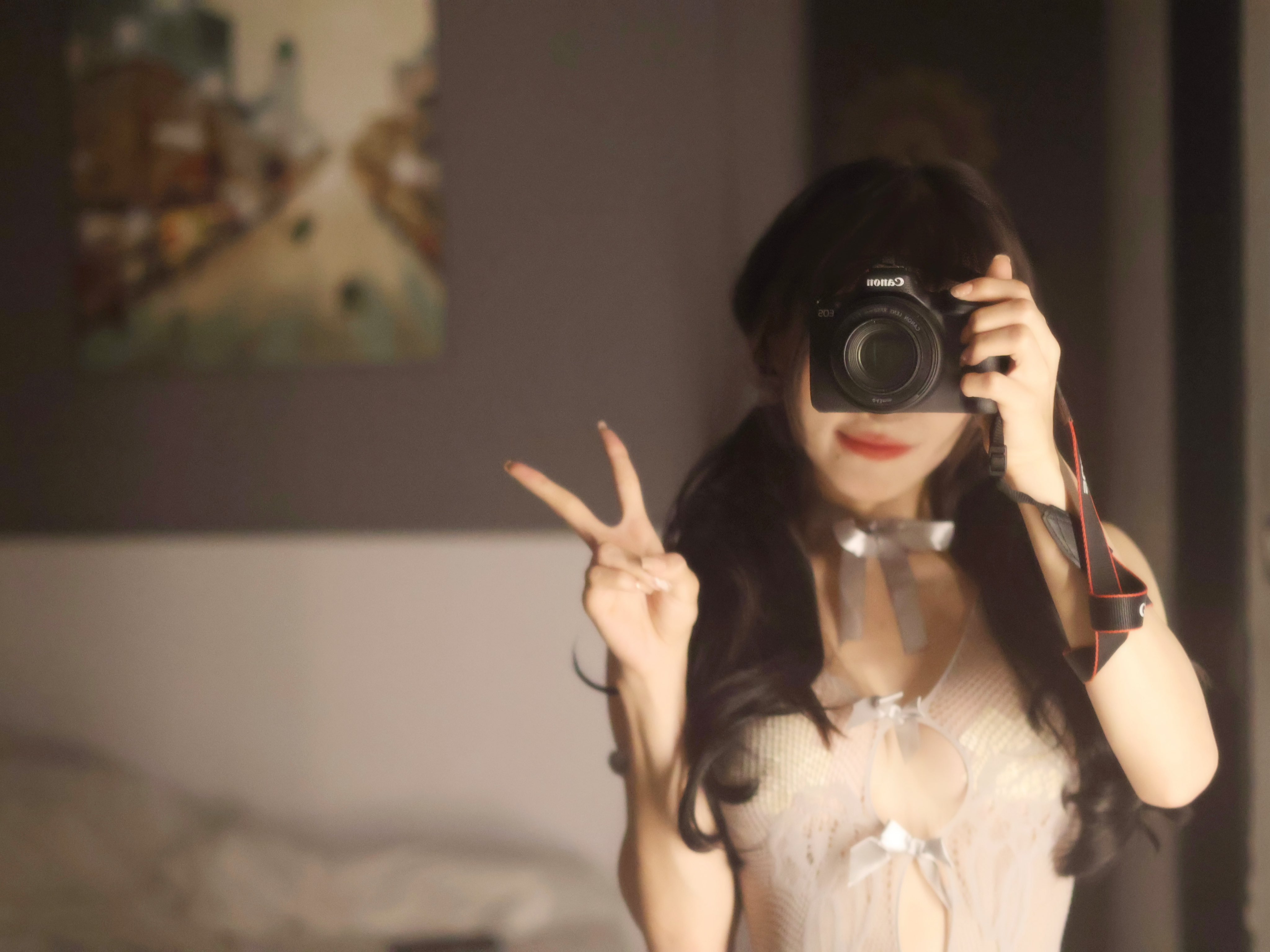 咪妮MiNimmm2006名称写法与公开 咪妮MiNimmm2006公开图片,室内拍摄姿态和相机元素