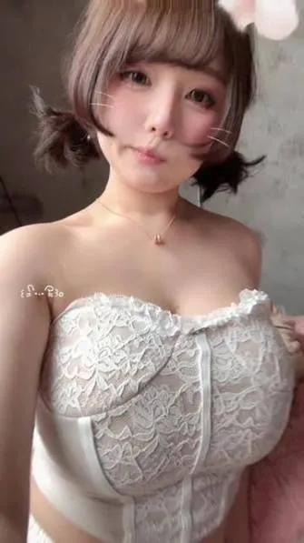 凹兔嫚海外名称 凹兔嫚近距离自拍视角下的白色服装造型