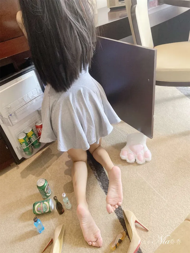 安乔乔 cosplay海外名称与作品视觉 安乔乔室内场景服装搭配与背影构图