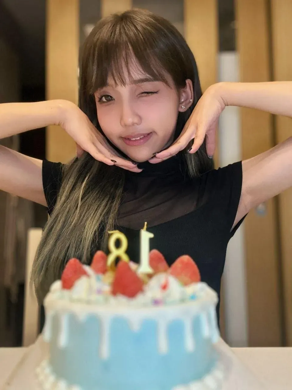 广深虾酱 cosplay 视觉 广深虾酱黑色上衣造型照片，人物佩戴简约饰品，前方有生日蛋糕元素