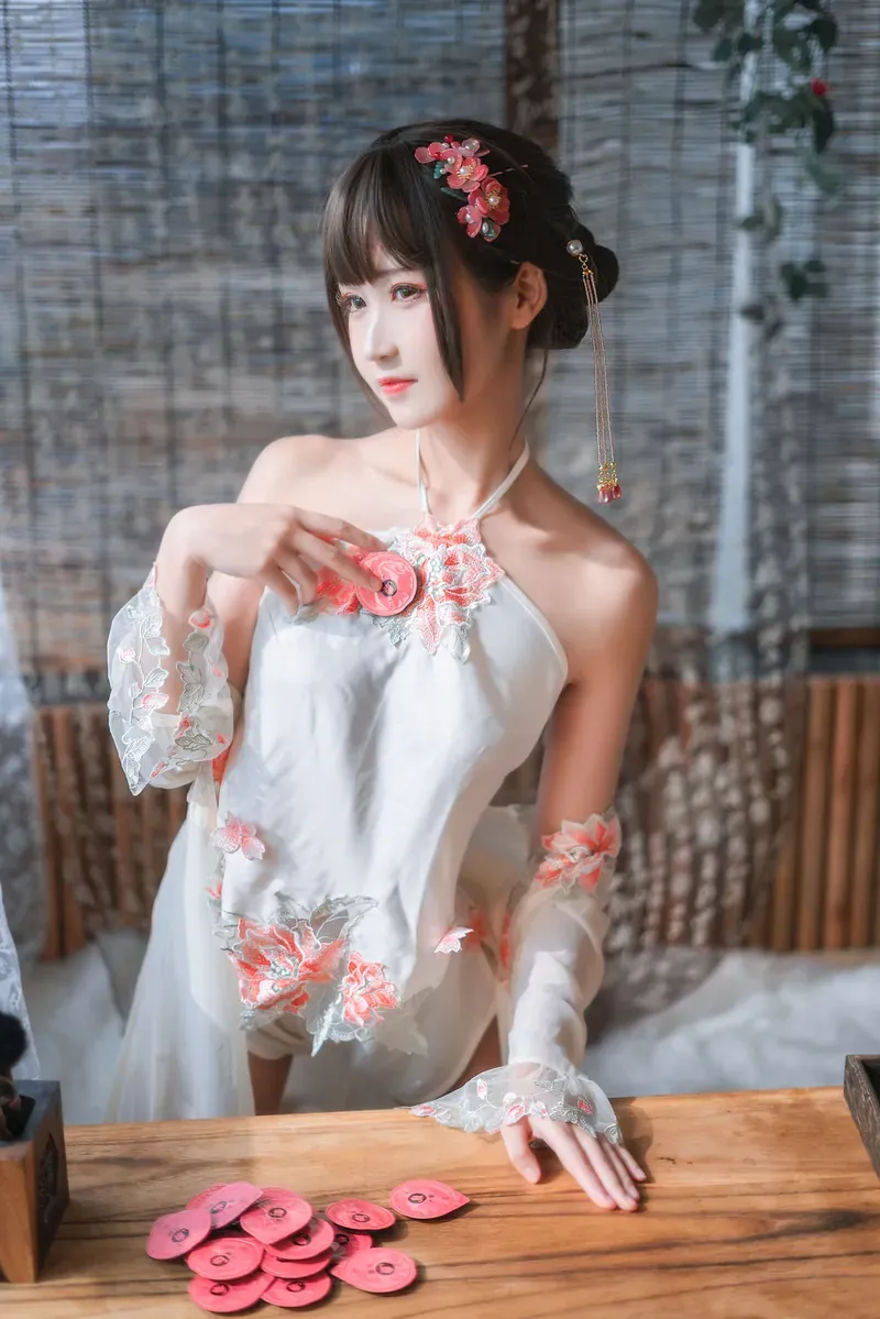 三度_69 cosplay海外名称与写真作品 三度_69白色服装角色造型，黑色发型搭配花饰配件和室内桌面场景