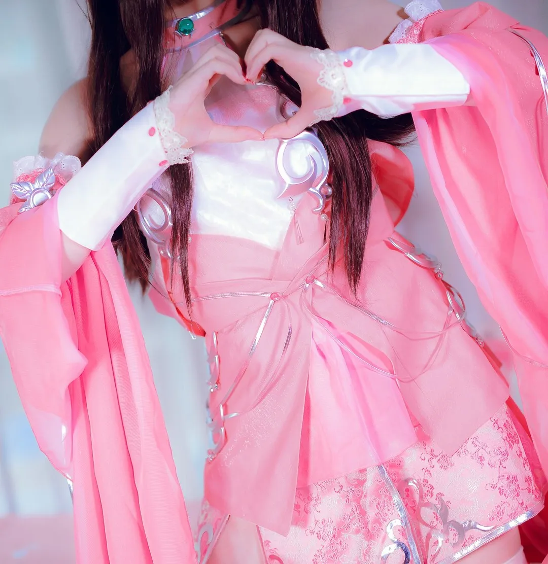 傲娇黑兔 cosplay 海外名称与作品 傲娇黑兔cosplay造型照片,粉色服装搭配长发与角色装饰元素