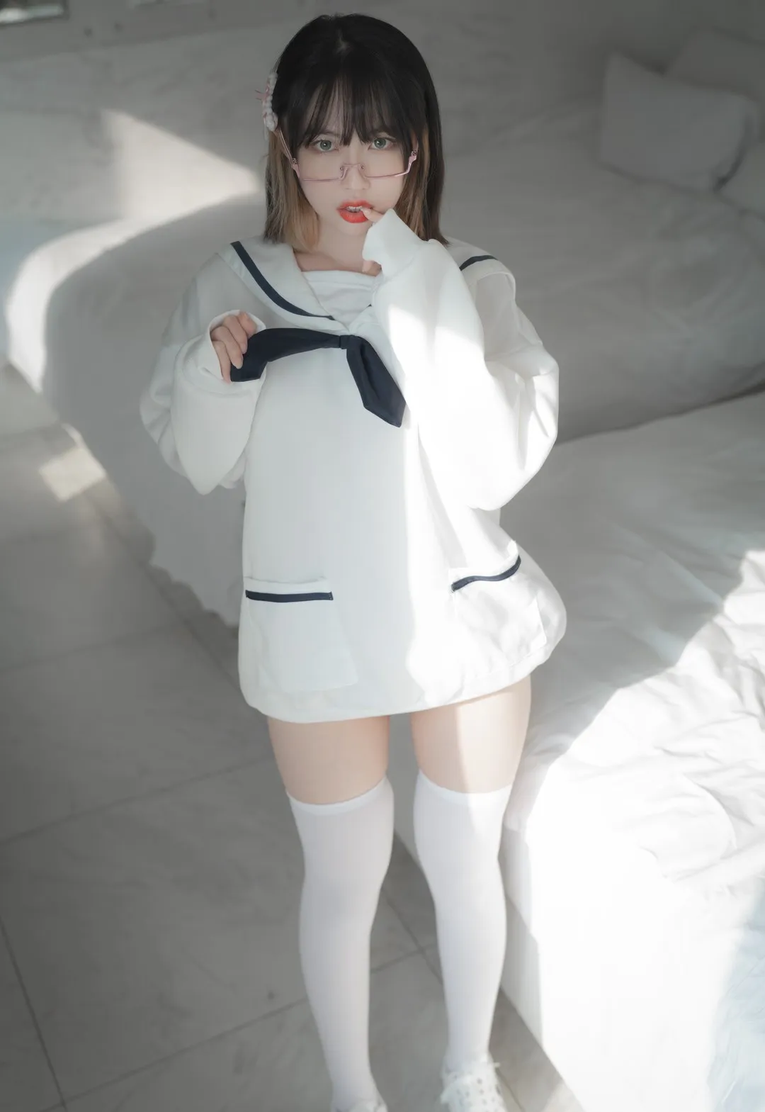 Uhye(이유혜)海外Coser Uhye(이유혜)白色服装造型图片，人物位于室内空间中央，呈现俯视角度构图