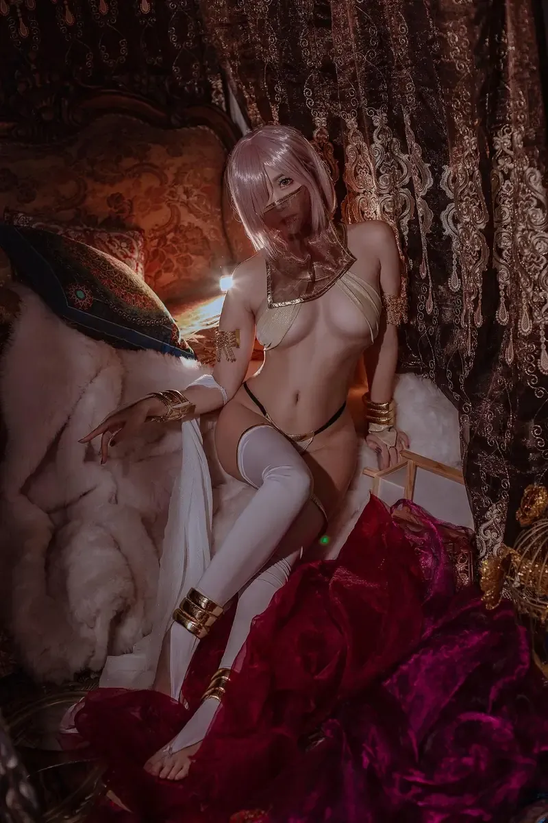 二佐nisa cosplay海外名称与作品 二佐nisa白发造型公开Cosplay照片，人物穿着浅色服饰，位于室内装饰背景中