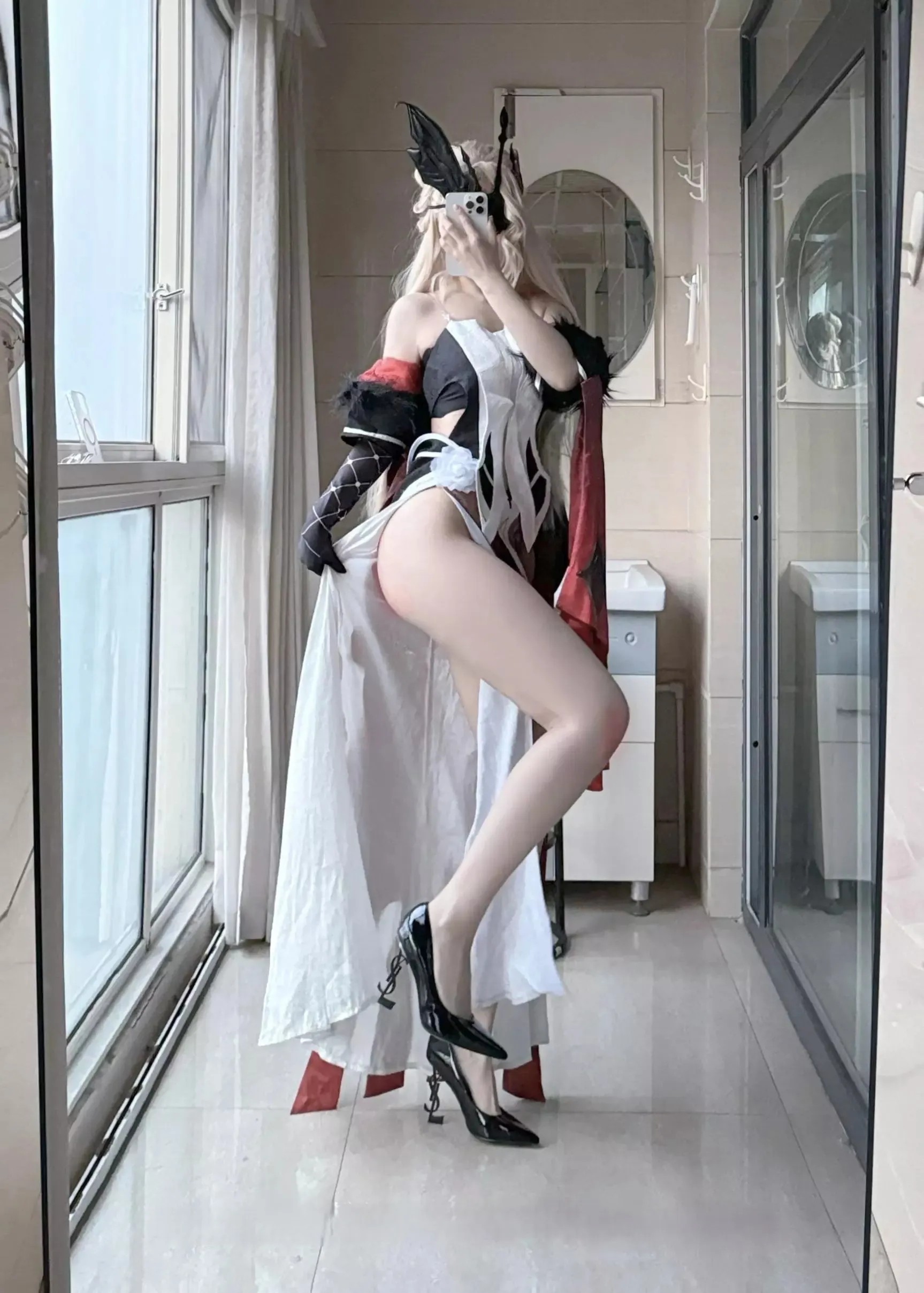 不可爱羚海外名称 不可爱羚公开造型照片，白色长发搭配黑白服饰与黑色配饰
