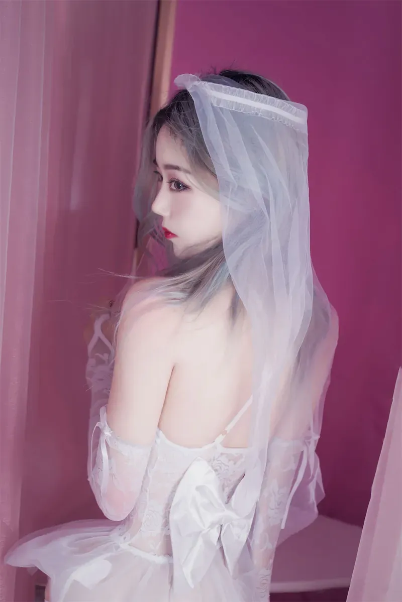 尤幽 cosplay 海外名称与角色作品整理 尤幽白色婚纱风造型图,白色头纱搭配浅色服装和柔和背景