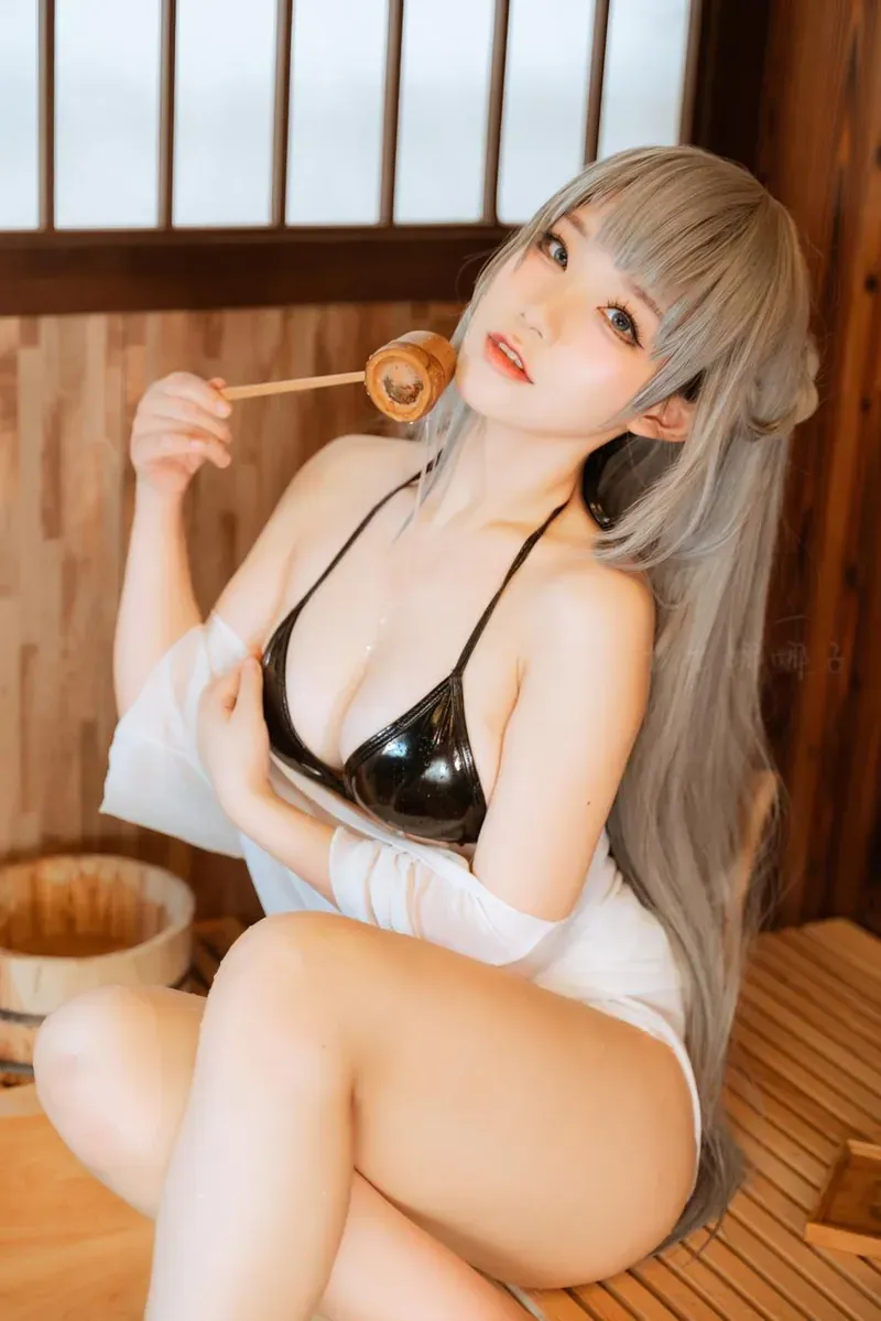 七七娜娜子海外名称 七七娜娜子银灰色长发造型室内服装照片