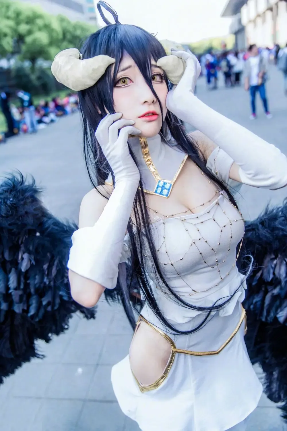 在下萝莉控ii海外名称与作品 在下萝莉控ii cosplay视觉导读与作品 在下萝莉控ii白色角色服装造型展示,黑色长发与白色配饰组合