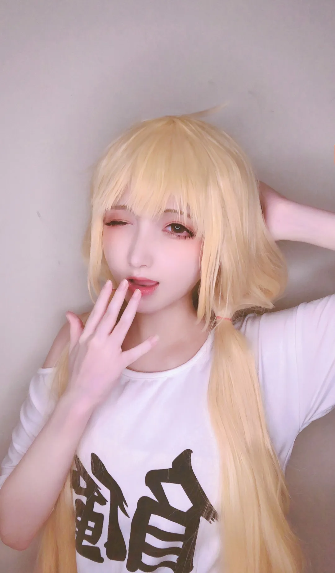 在下萝莉控ii海外名称与作品 在下萝莉控ii cosplay视觉导读与作品 在下萝莉控ii金色假发角色造型与室内自拍画面