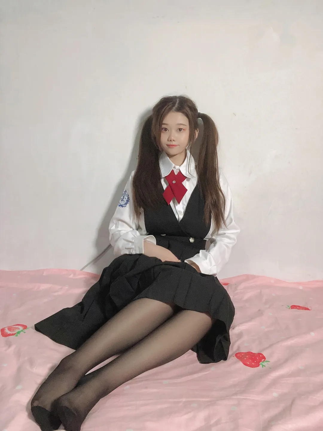 六碗鱼子酱海外名称识别与cosplay 六碗鱼子酱公开造型照片,白色衬衫搭配黑色背心裙与红色领结
