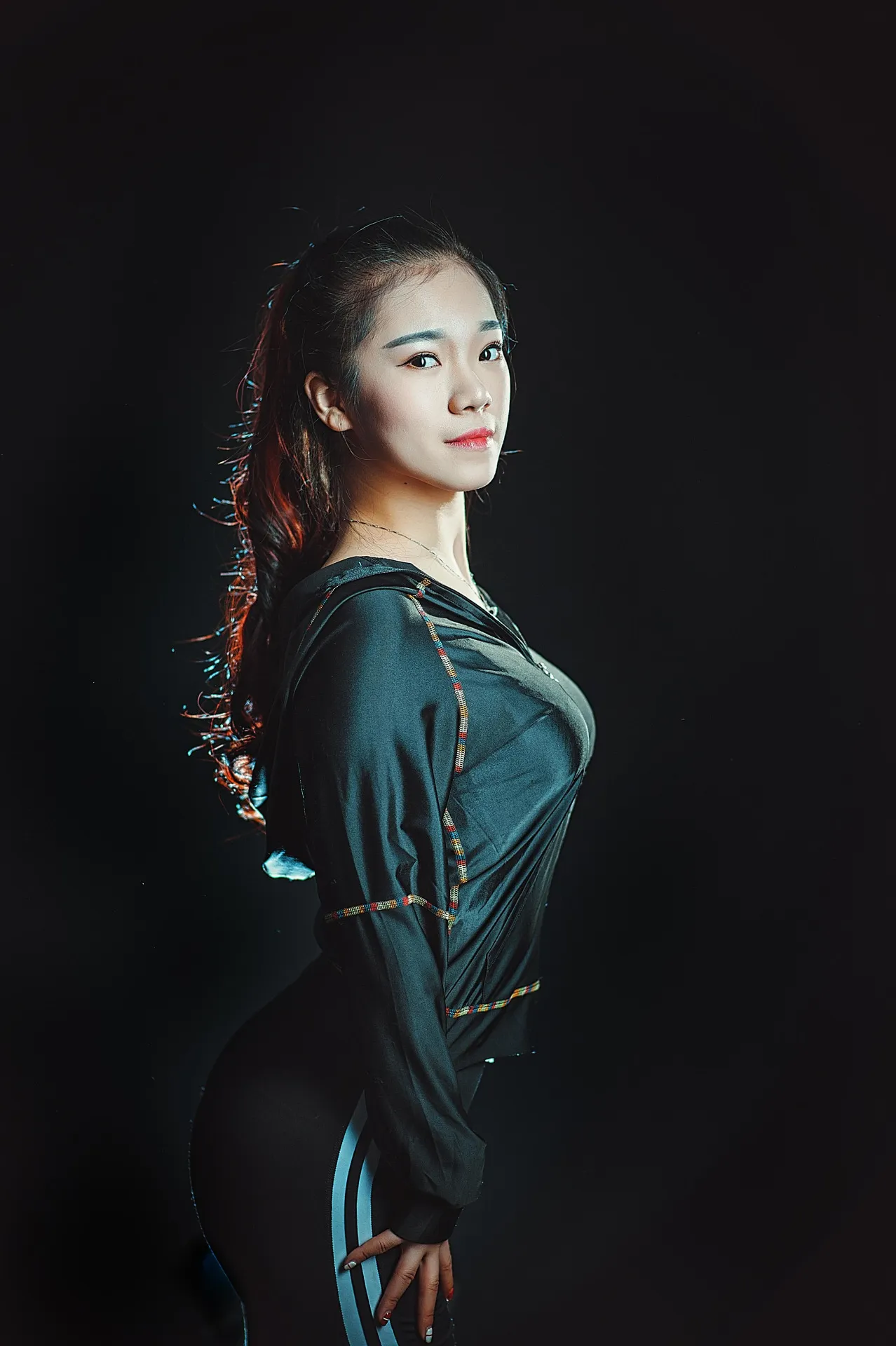 WANIMAL王动海外名称与作品 WANIMAL王动摄影师 WANIMAL王动深色服装长发人像摄影