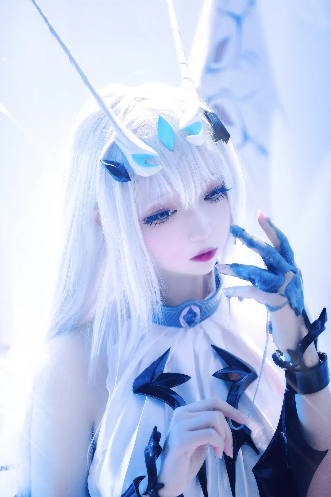 小野寺地瓜cosplay与海外名称识别 小野寺地瓜公开Cos造型图,展示白发、蓝白配色服装和幻想风格配件