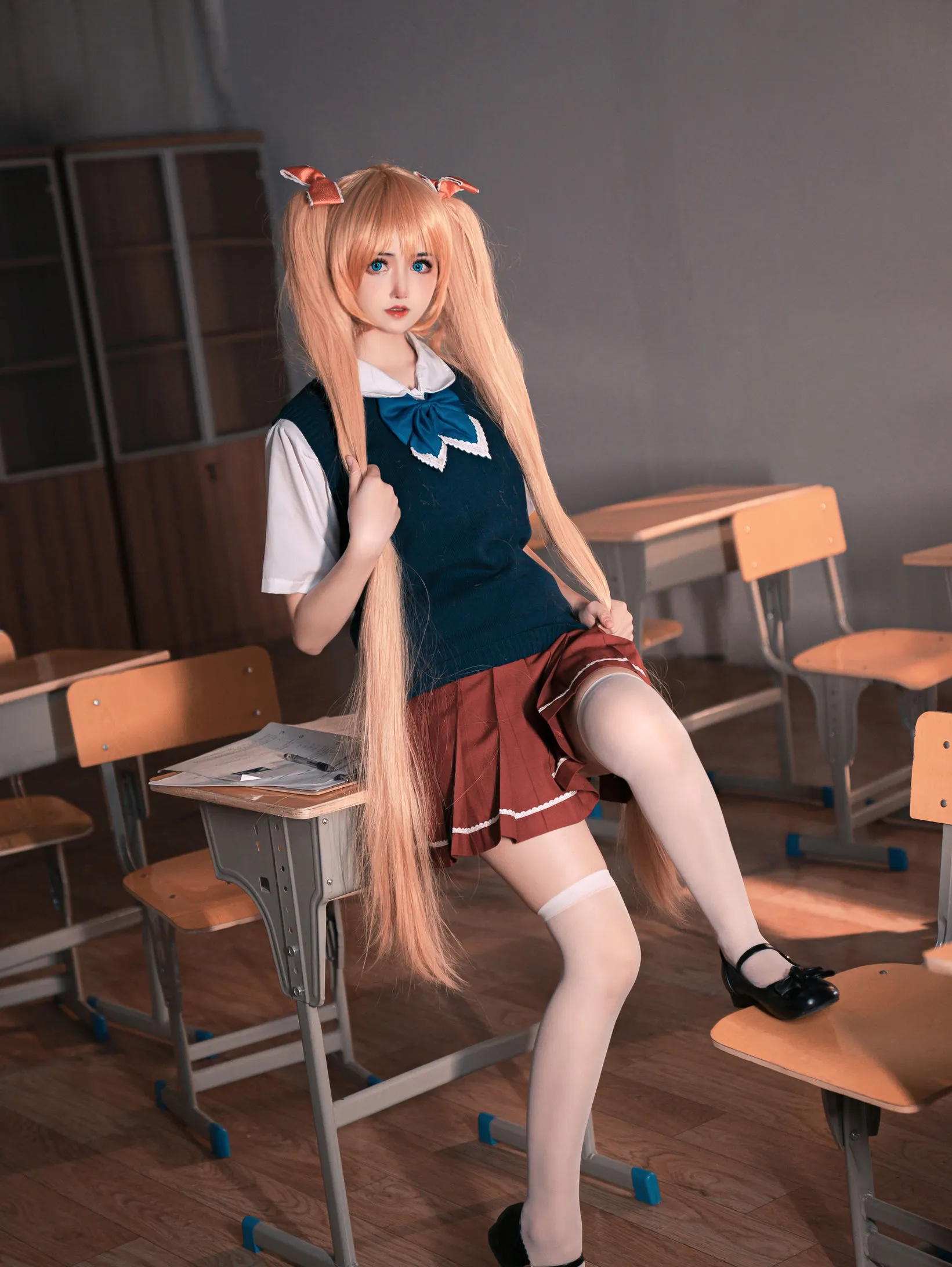 小礼好困 cosplay 跨语言名称与作品 校园背景中的双马尾角色造型照片,穿着深色上衣和红色裙装