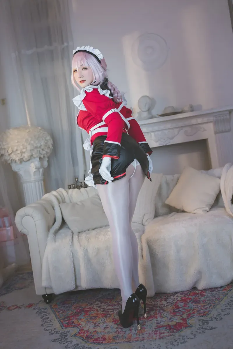 念雪ww cosplay 视觉 念雪ww红色角色服装造型照片，白色假发搭配室内场景