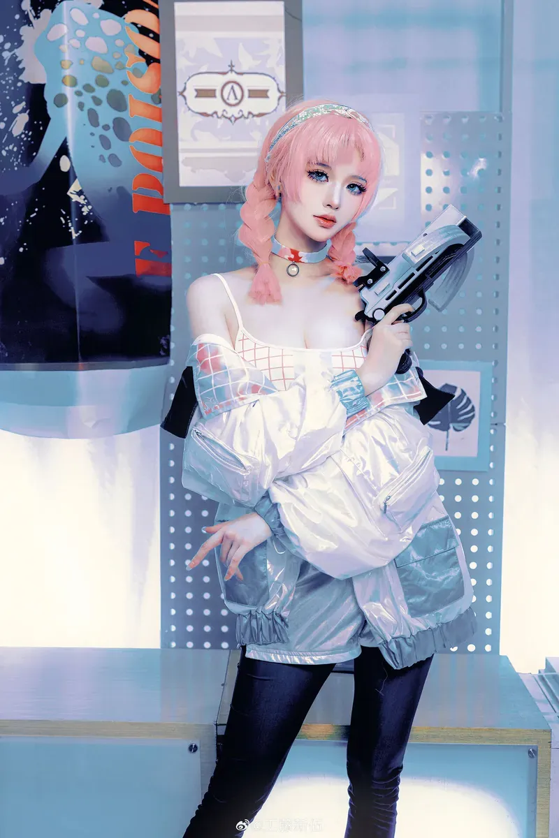 切切Celia 海外名称识别与coser作品 切切Celia浅色系cosplay造型,粉色双辫发型与白色服装搭配