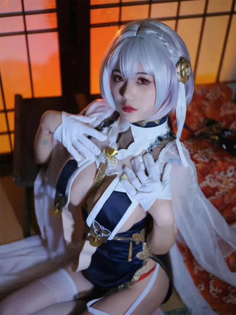一米八的大梨子 cosplay 海外名称与作品 一米八的大梨子白发角色造型照片,展示白色假发、深色服装和室内场景