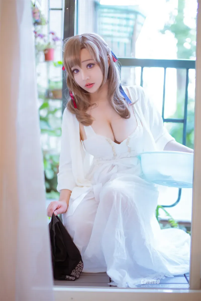一千只猫薄禾 cosplay 海外名称与作品整理 一千只猫薄禾公开造型图片，浅色长发与白色服装搭配室内场景