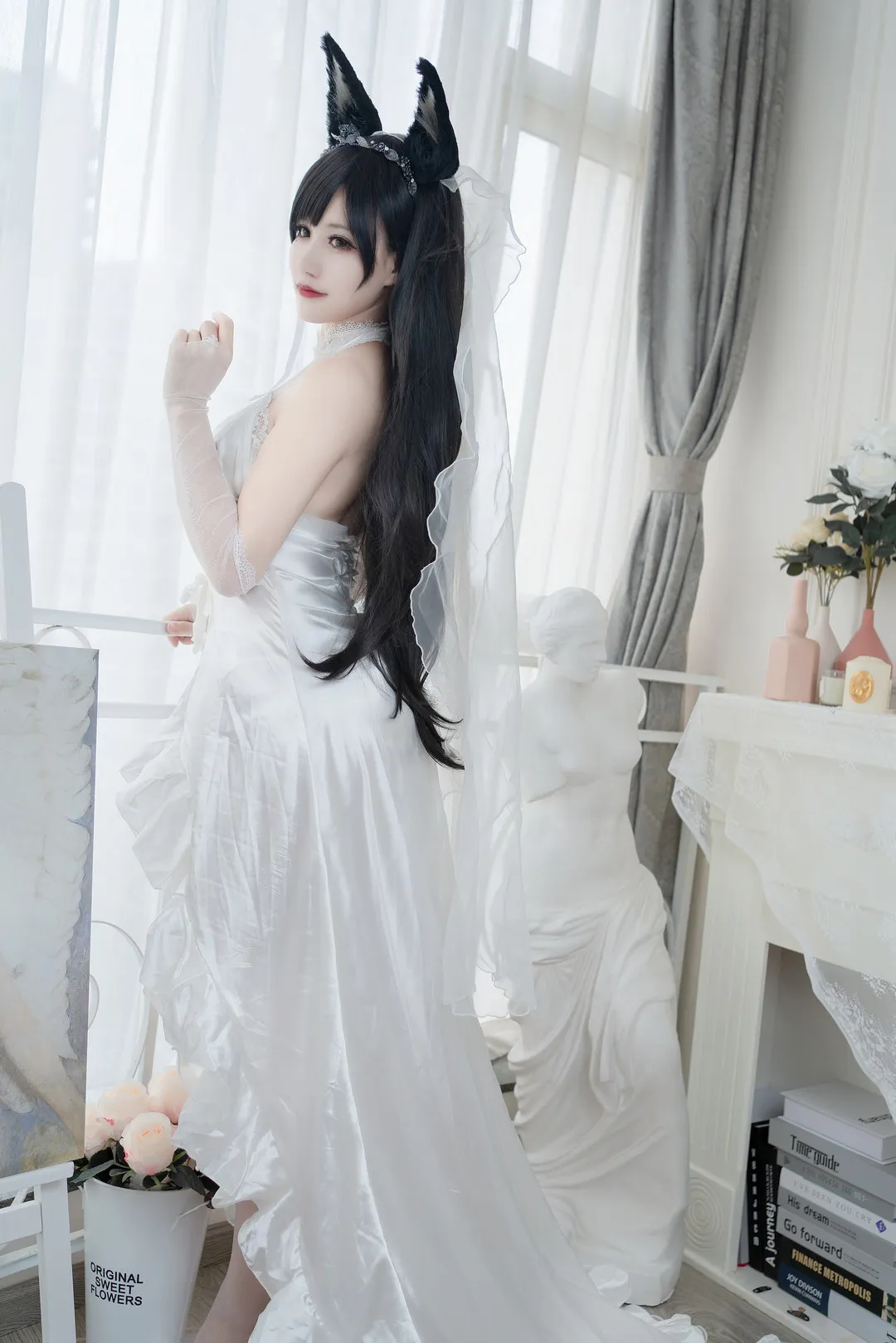 小仓千代w cosplay海外名称与作品方向整理 小仓千代w白色服装造型，黑色长发与猫耳配饰室内照片