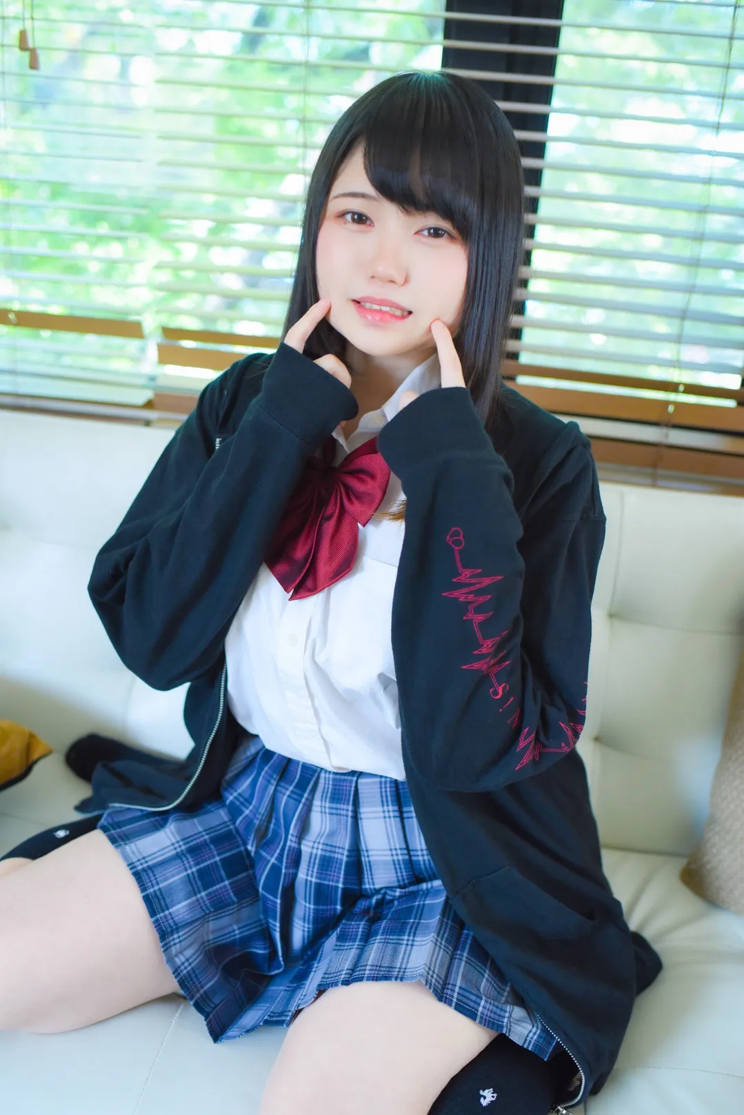 憂貴 Yuki Coser 憂貴制服风格造型图片，黑色外套、蓝色格纹裙和室内近距离构图