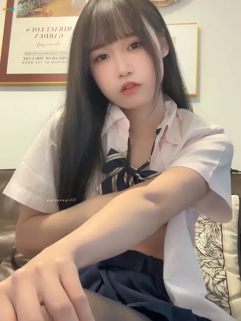 puppy海外Coser puppy白色上衣搭配深色领结造型照片