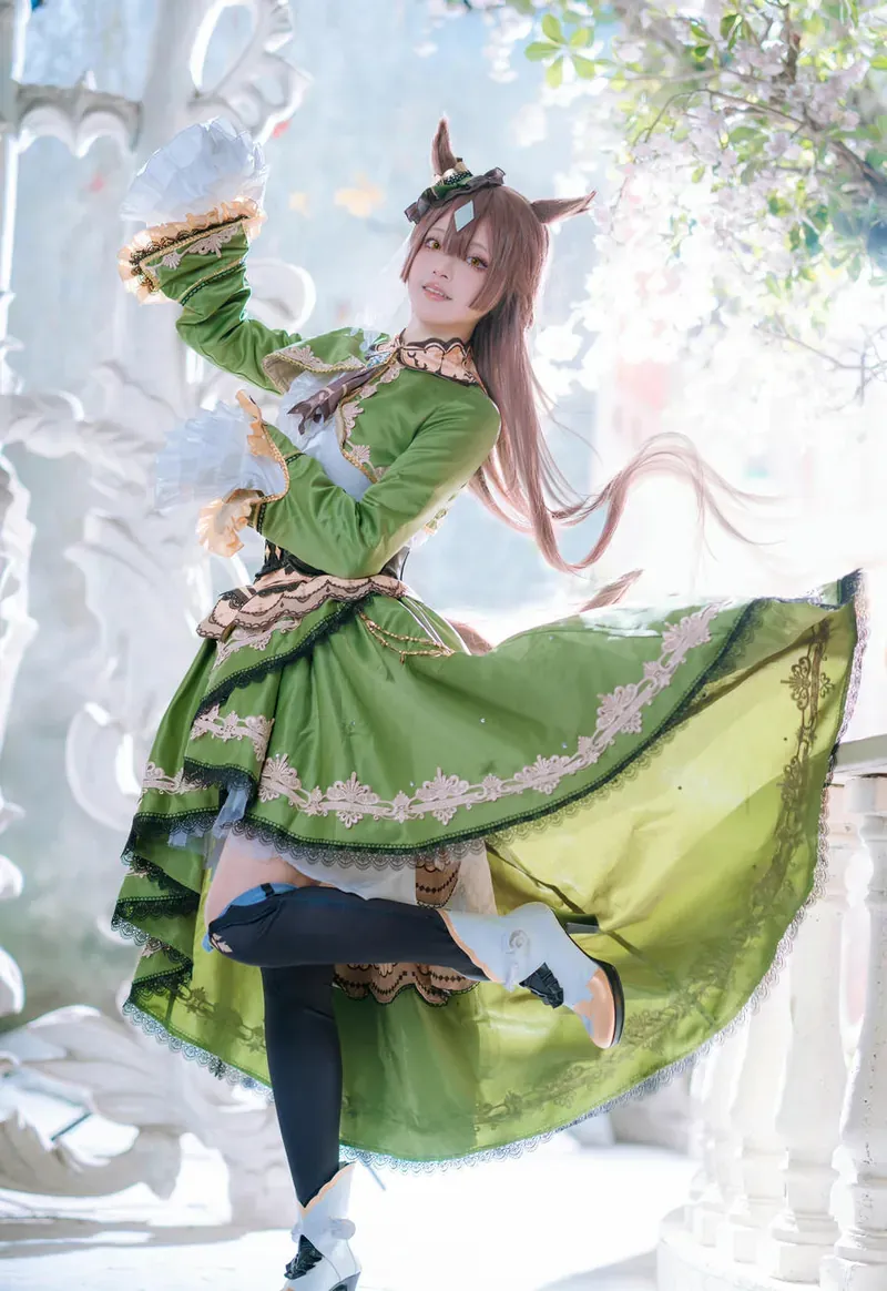 小小奶瓶儿海外名称与COS作品 小小奶瓶儿绿色角色服装照片，包含角色服饰和户外空间