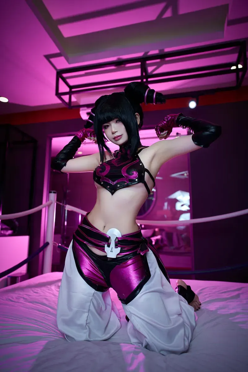ZinieQ cosplay海外 ZinieQ 紫色灯光角色扮演造型照片