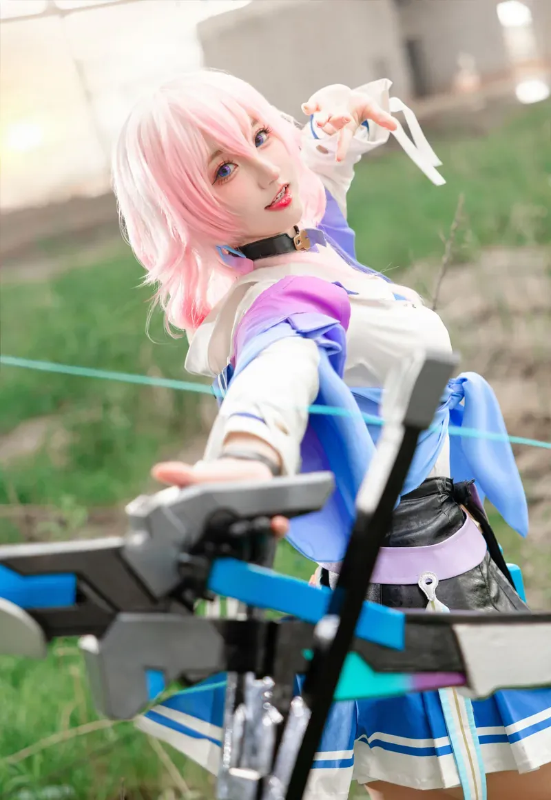 尤幽 cosplay 海外名称与角色作品整理 尤幽角色服装造型图,粉色短发搭配蓝白服饰,户外镜头角度展示