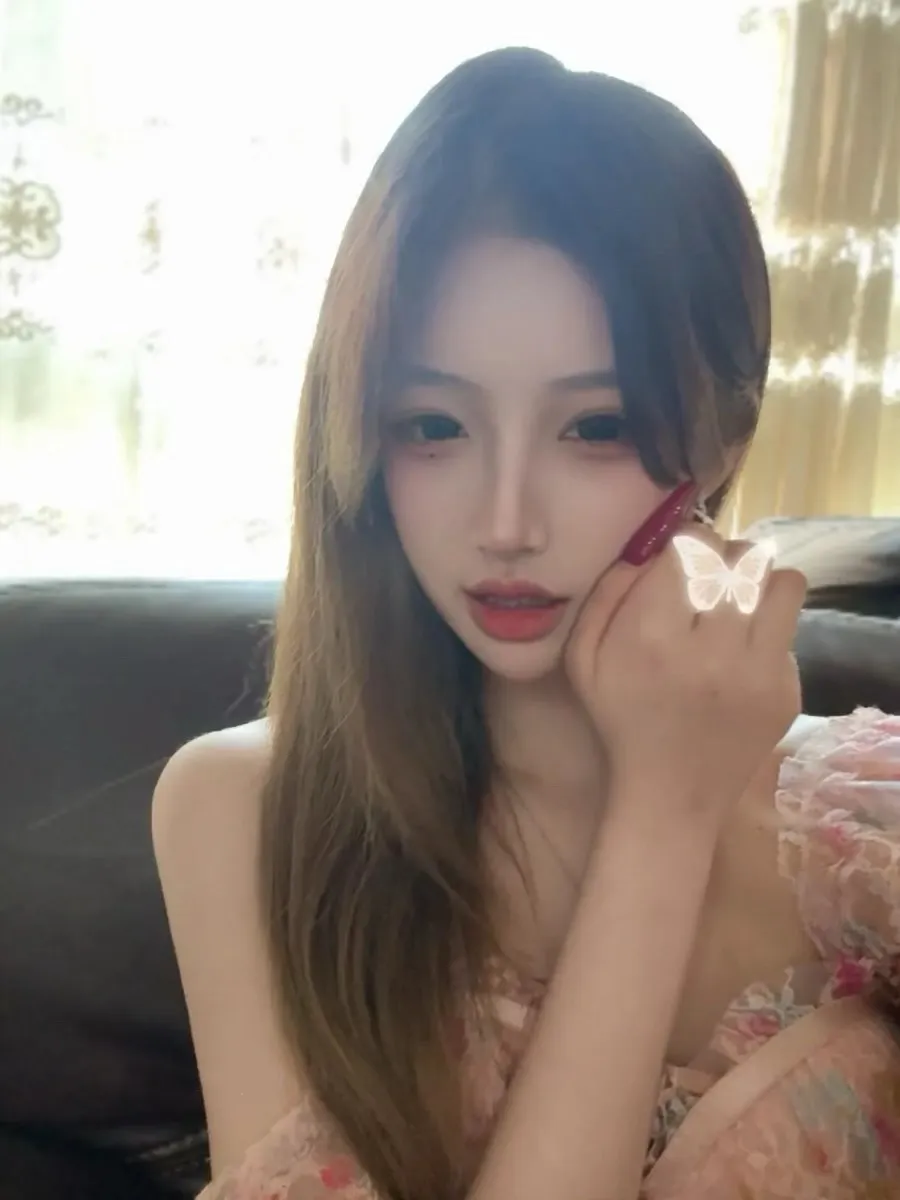 乌萨奇海外名称 乌萨奇公开图片中的长发造型与浅色服装近景