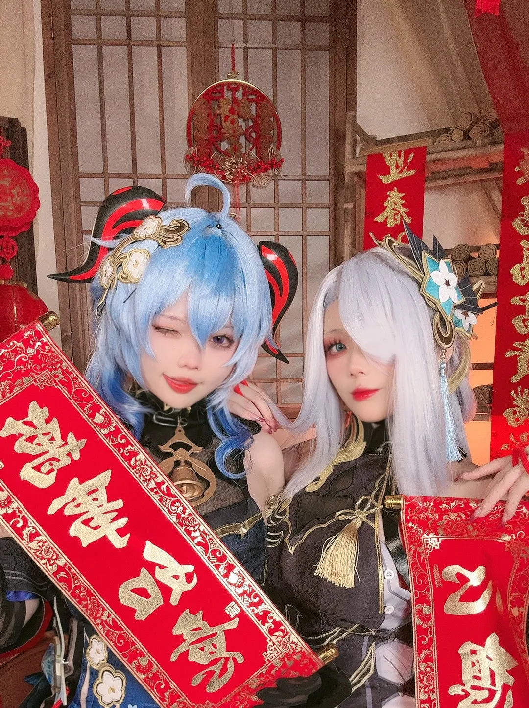 小瑶幺幺 cosplay 海外名称与作品整理 小瑶幺幺公开Cosplay造型图片,展示蓝色假发、角色服装和节日背景元素