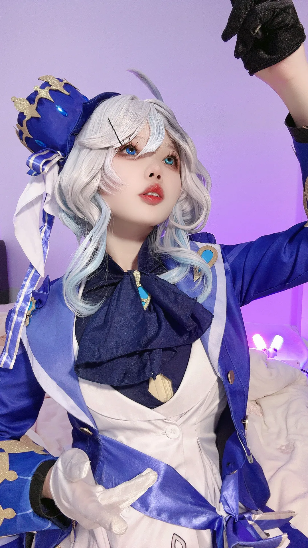 小瑶幺幺 cosplay 海外名称与作品整理 小瑶幺幺Cosplay图片，展示蓝白色服装、姿势动作和室内拍摄构图