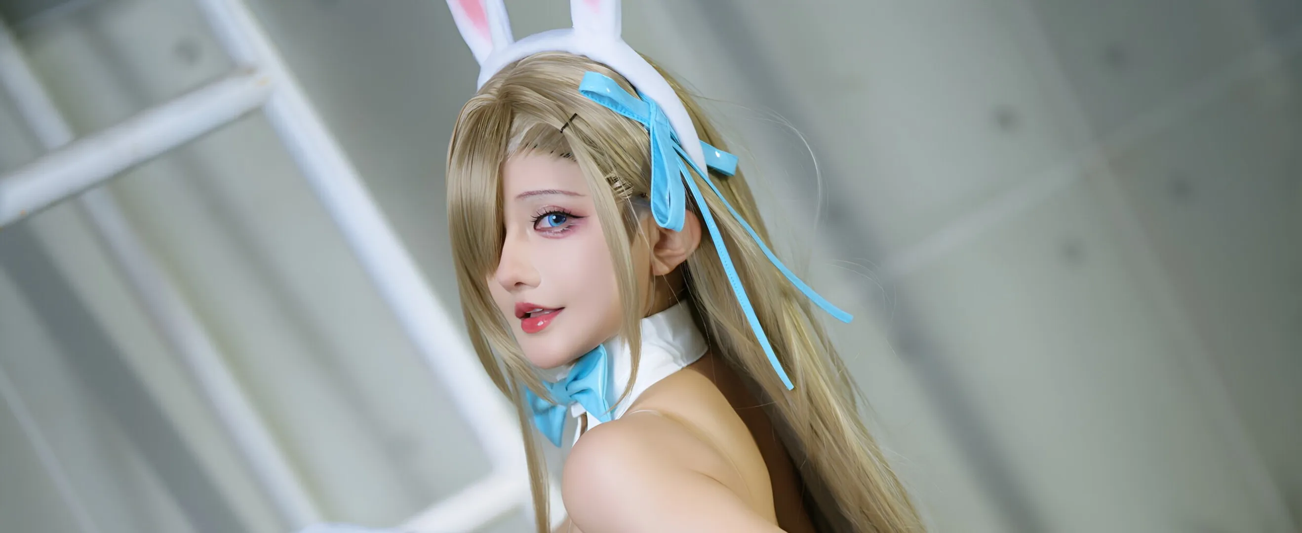 古阿扎 cosplay 海外名称与作品 古阿扎金色假发蓝色装饰角色造型照片