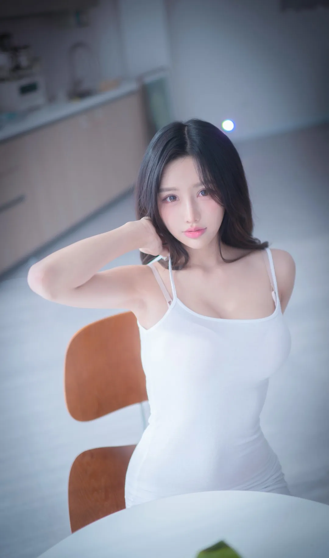 YeonYu(연유)海外Coser YeonYu穿白色服装坐在室内空间中的人像照片