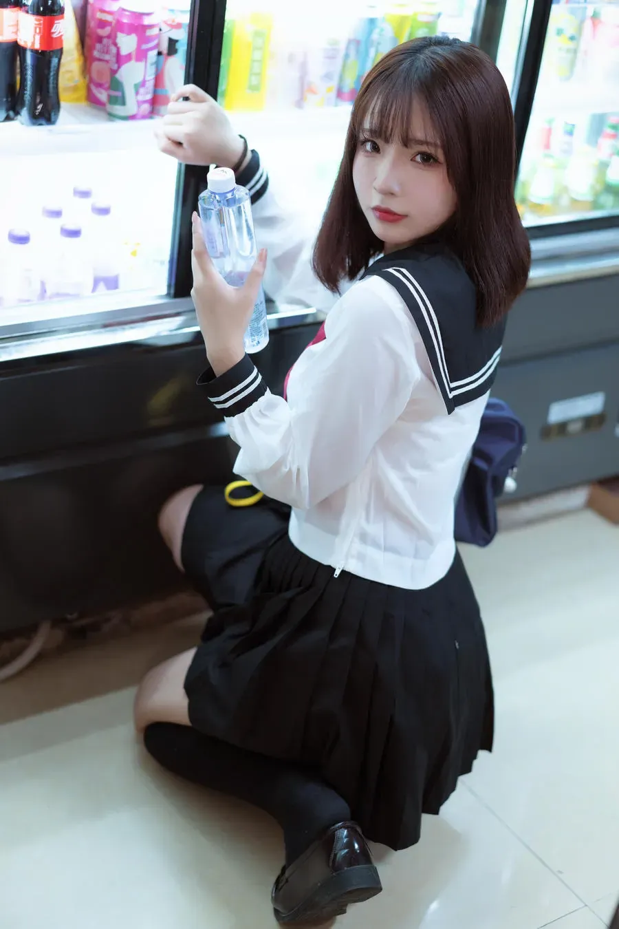 yuuhui玉汇与Kokuhui名称对应｜Cosplay代表作品 黑白水手风服装、齐肩深色短发，人物在饮料冷柜前手持透明水瓶