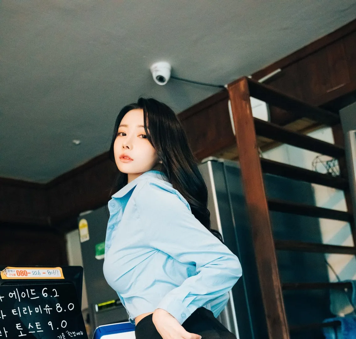 YeonYu(연유)海外Coser YeonYu穿蓝色衬衫站在室内背景前的照片